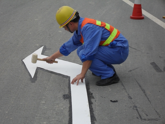 Nastro di segno concreto d'avvertimento pre formato della pavimentazione della strada della marcatura della freccia temporanea del nastro